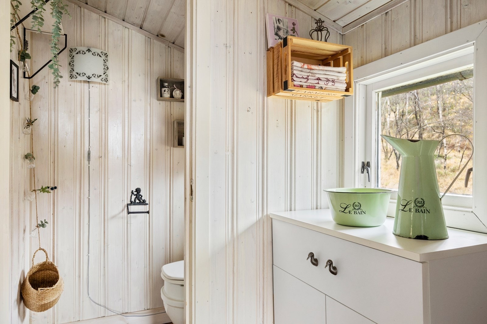 Toalettrommet er utstyrt med et separat hyttetoalett som har integrert mekanisk avtrekk, noe som sikrer god ventilasjon og komfort. Galleribilde