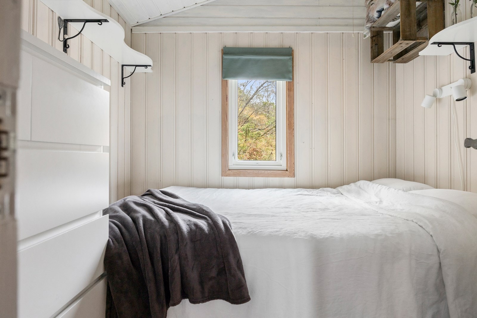 Hytta har to soverom med totalt fire sengeplasser. Rommene er koselige og gir en god natts søvn etter en dag ute i naturen. Galleribilde