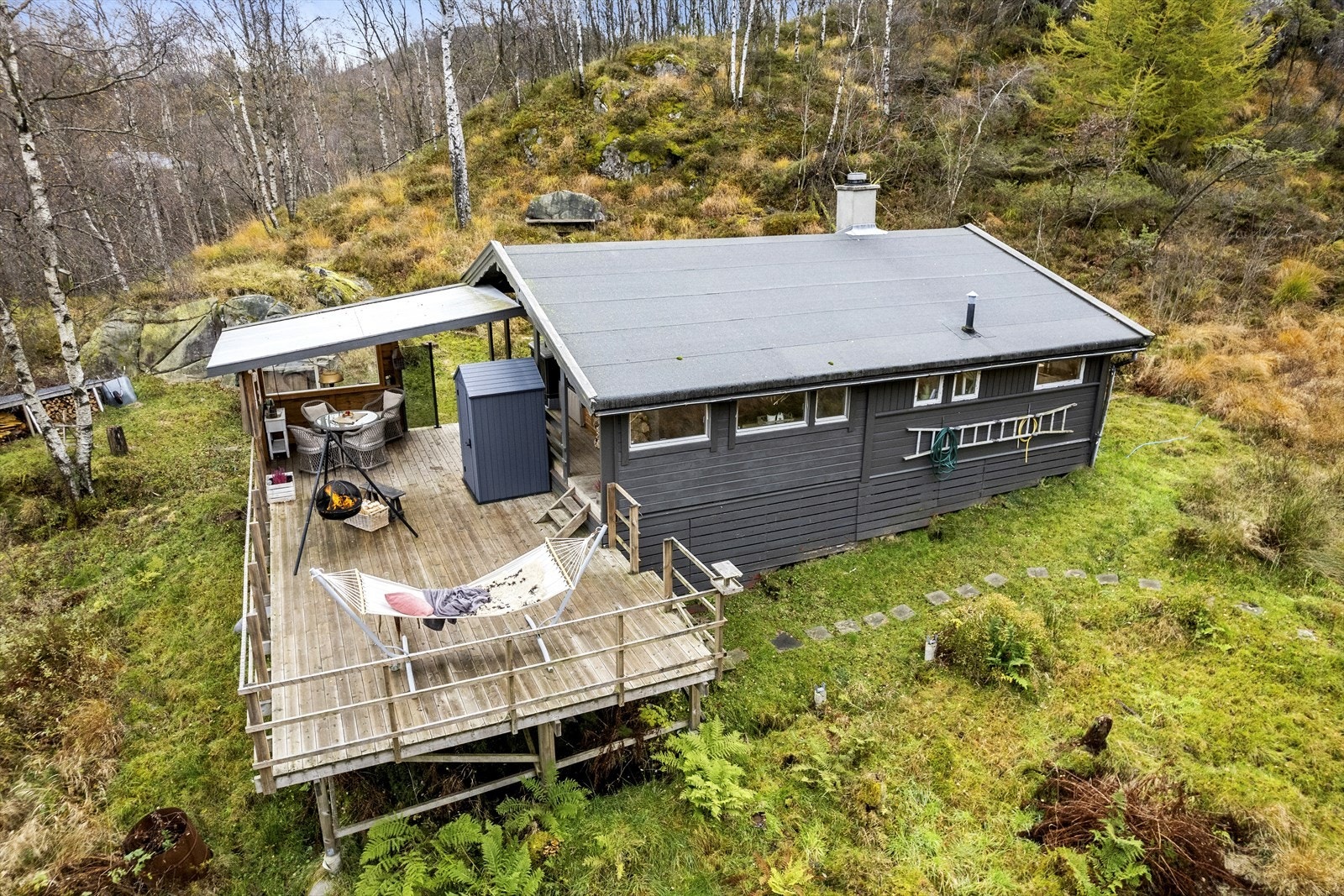 Her har du naturen rett utenfor døren, med stier som innbyr til både korte og lange turer året rundt. I tillegg er det et badevann med brygge i gåavstand fra hytta, perfekt for en forfriskende dukkert på varme sommerdager. Galleribilde