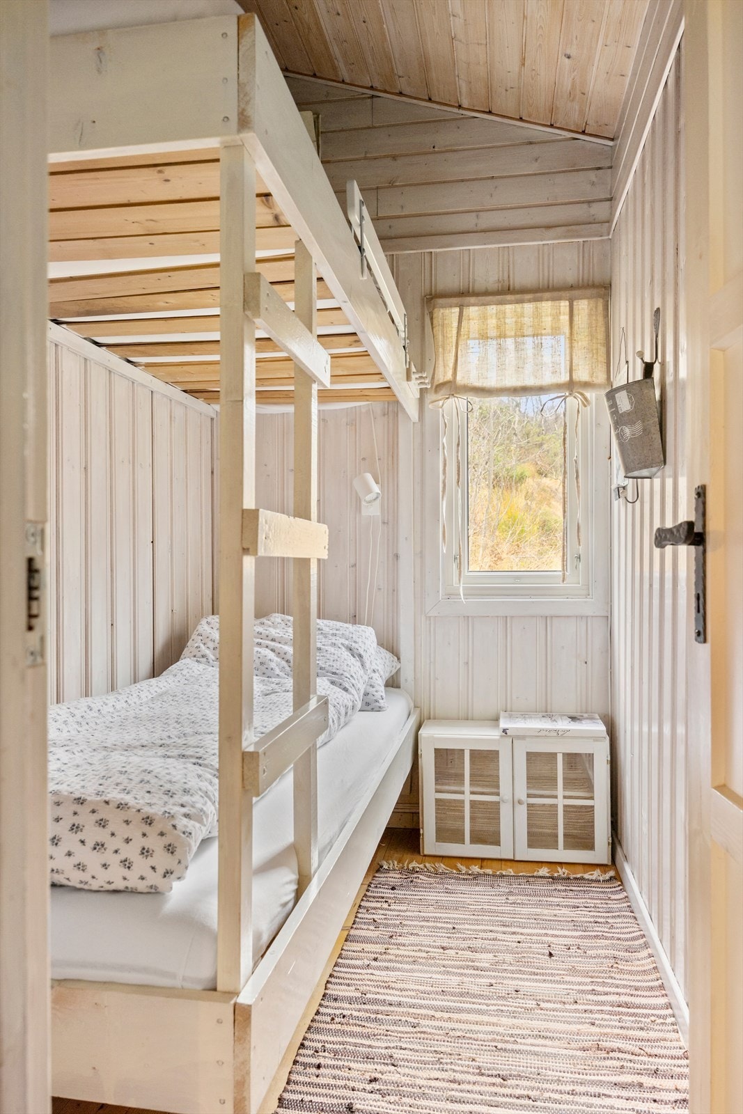 Hytta har to soverom med totalt fire sengeplasser. Rommene er koselige og gir en god natts søvn etter en dag ute i naturen. Galleribilde