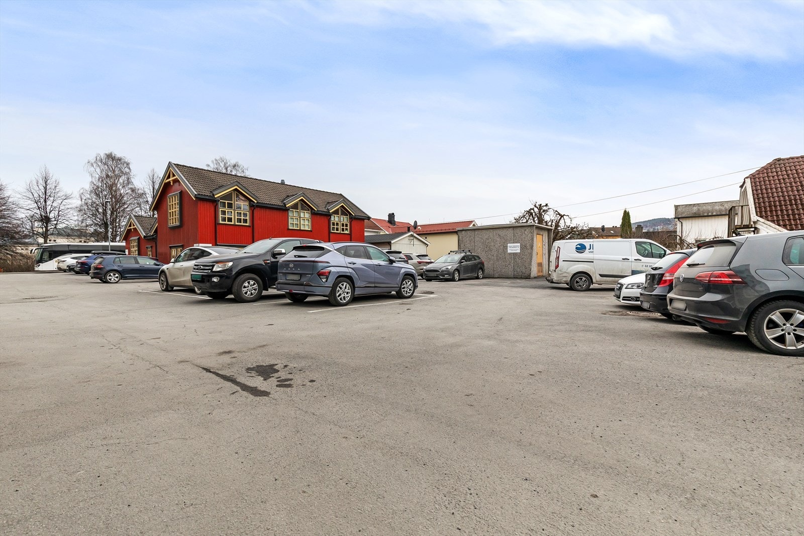 Felles parkeringsplass i bakgården med førstemann-til-mølla prinsippet Galleribilde