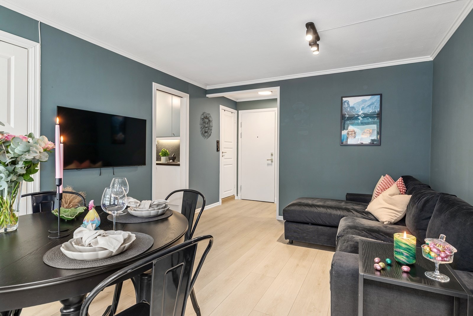 Videre inn fra gangen kommer du til en romslig stue som er malt opp i moderne farger Galleribilde