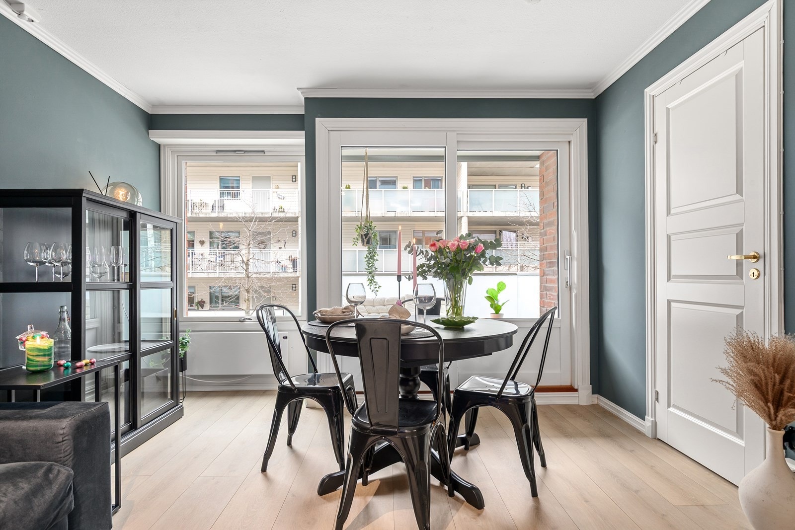 Det er også utgang til en koselig balkong fra stuen Galleribilde