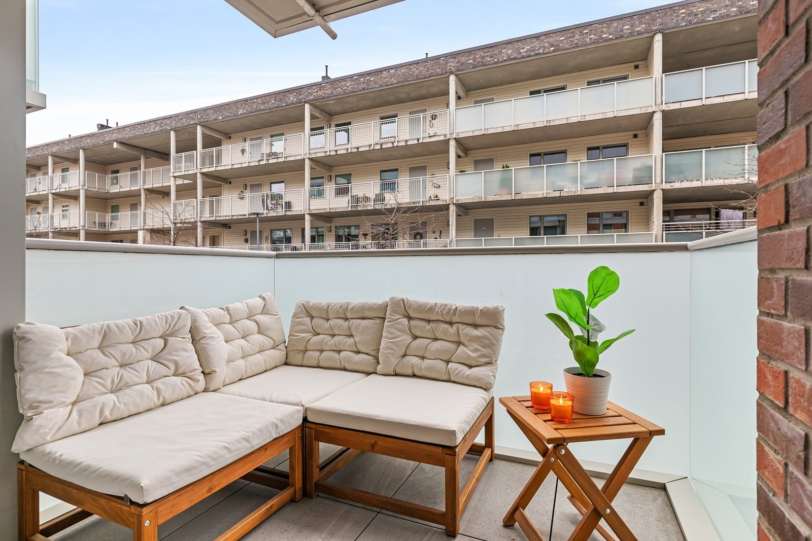 Her er det god plass for møblement hvor du kan nyte solen store deler av ettermiddagen Galleribilde