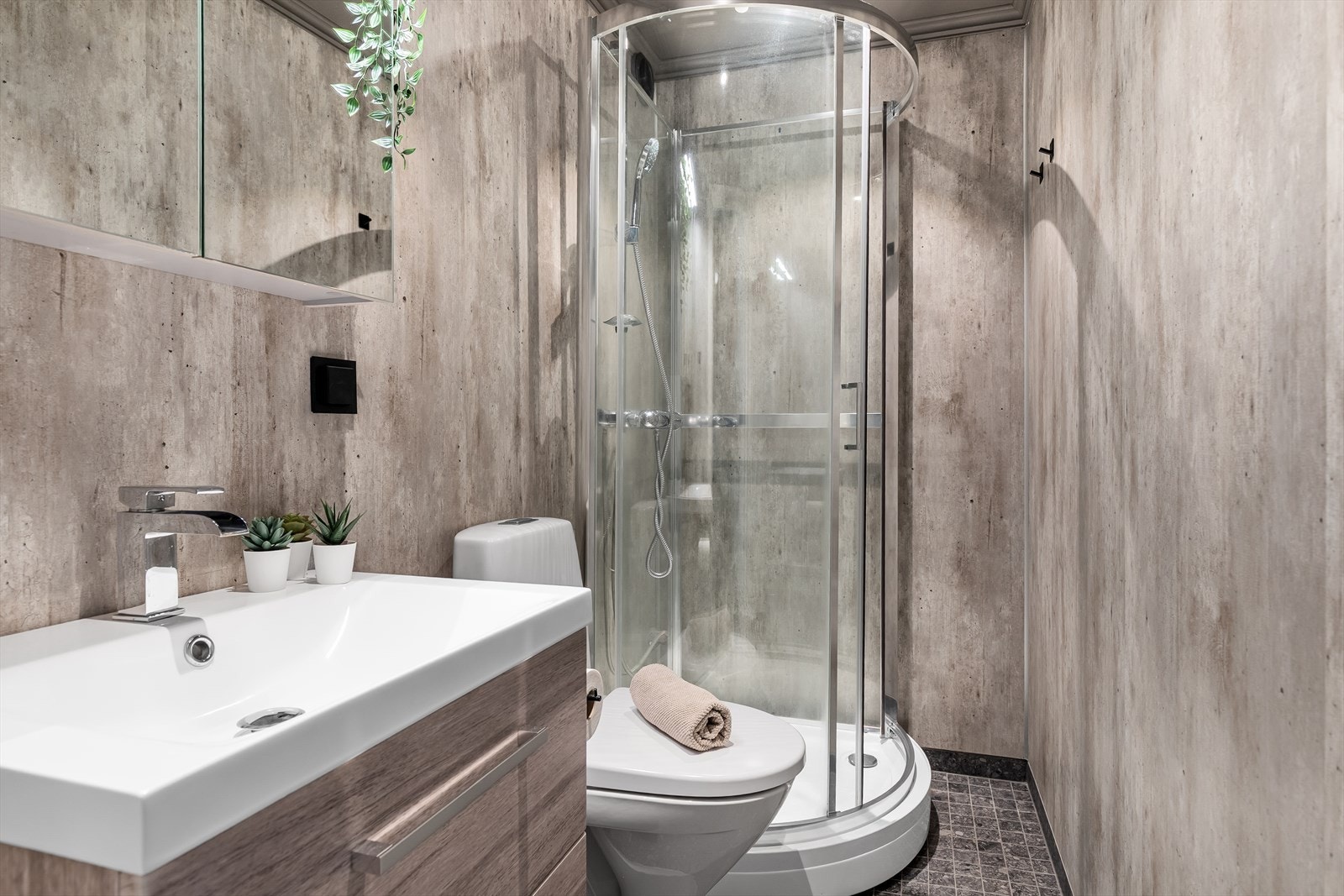 Badet ble pusset opp i 2020 i regi av forrige eier og fremstår som lekkert med moderne fargetoner Galleribilde