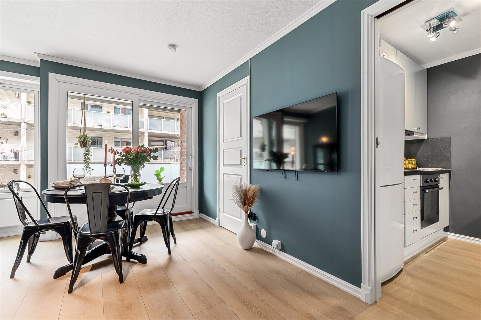 Fra stuen kommer du inn på leilighetens kjøkken Galleribilde