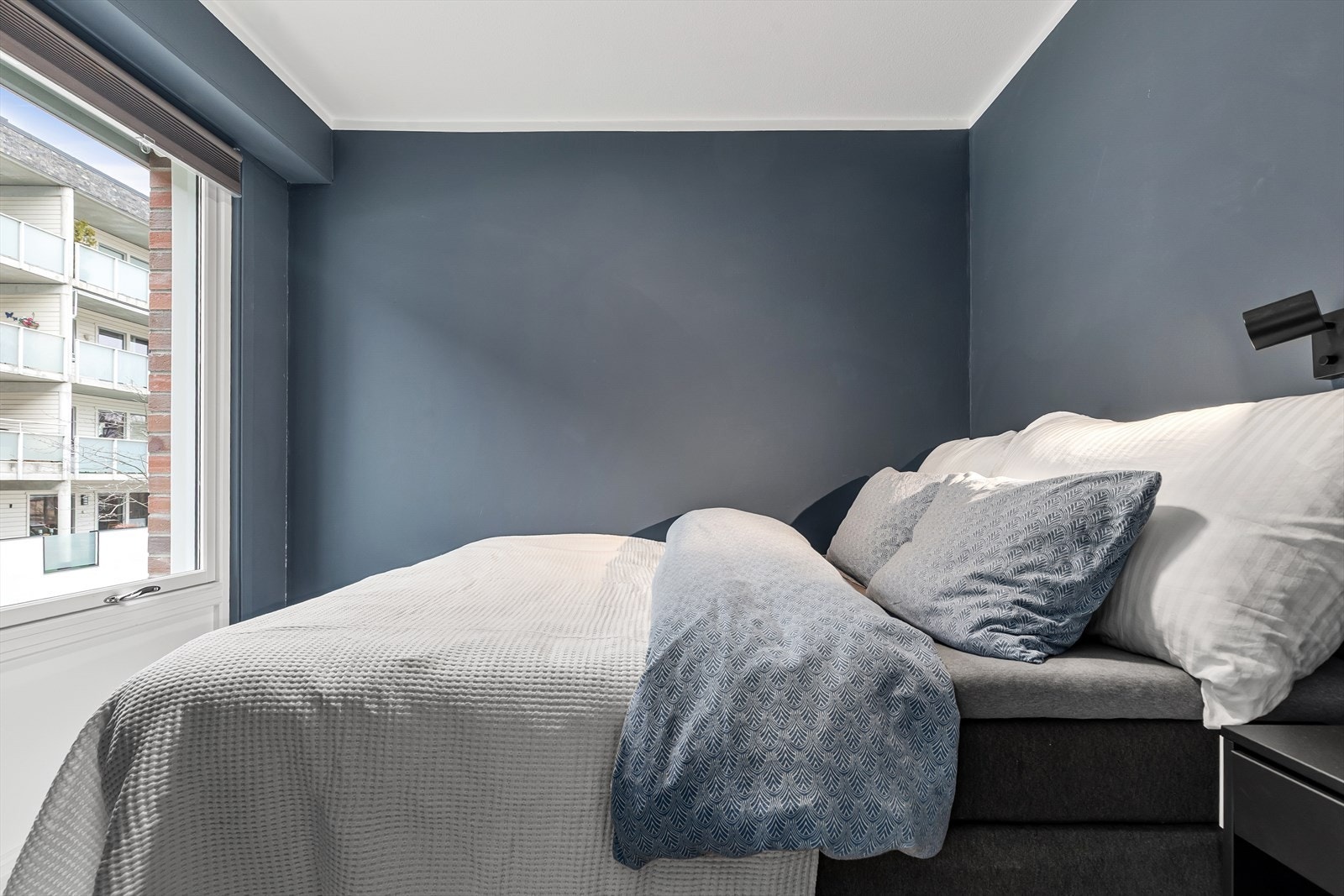 Soverommet har god plass for dobbeltseng og er malt opp i mørke og behagelige blåtoner Galleribilde