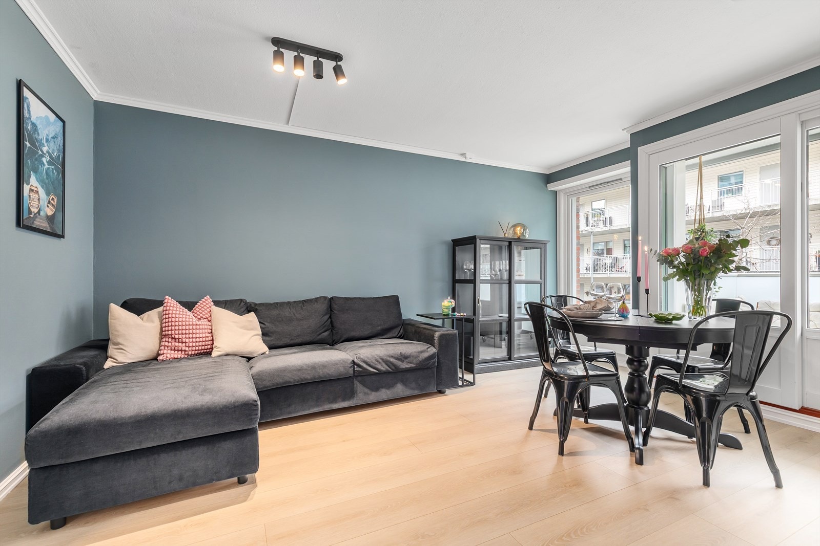 Det er god plass for både sofakrok og spisebord i stuen - Moderne og pent gulv Galleribilde