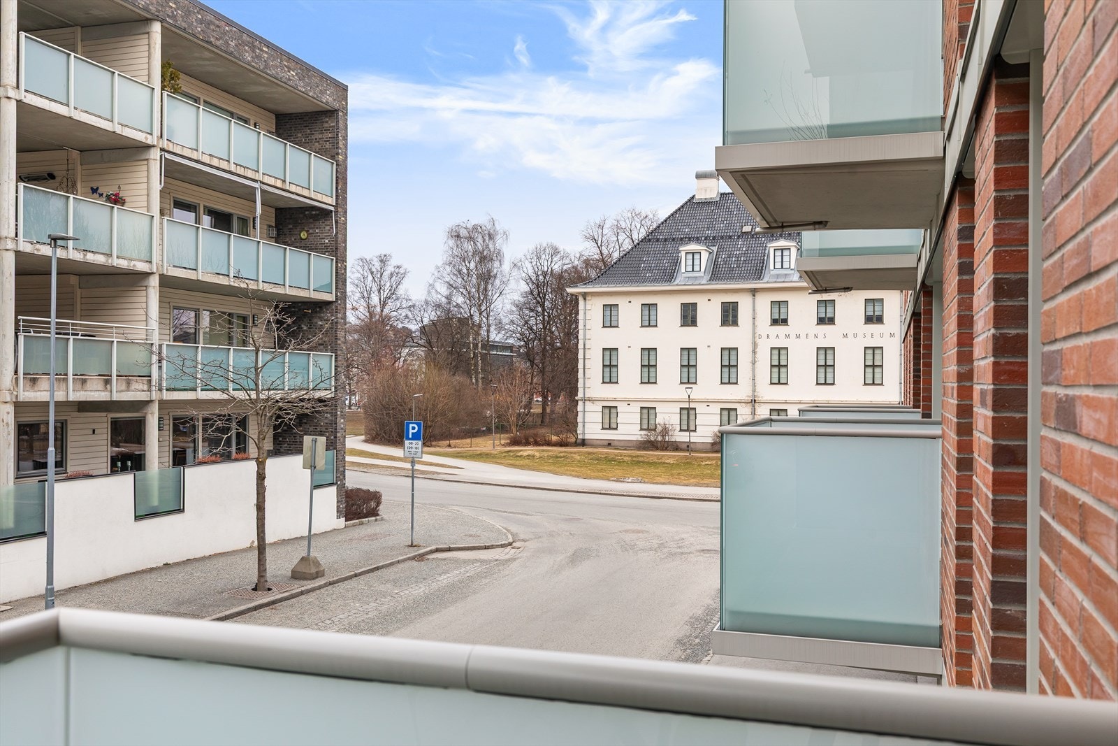Det er utsikt til Drammen museum fra balkongen - rett over parken er Strømsø torg med mange restauranter og togstasjonen Galleribilde
