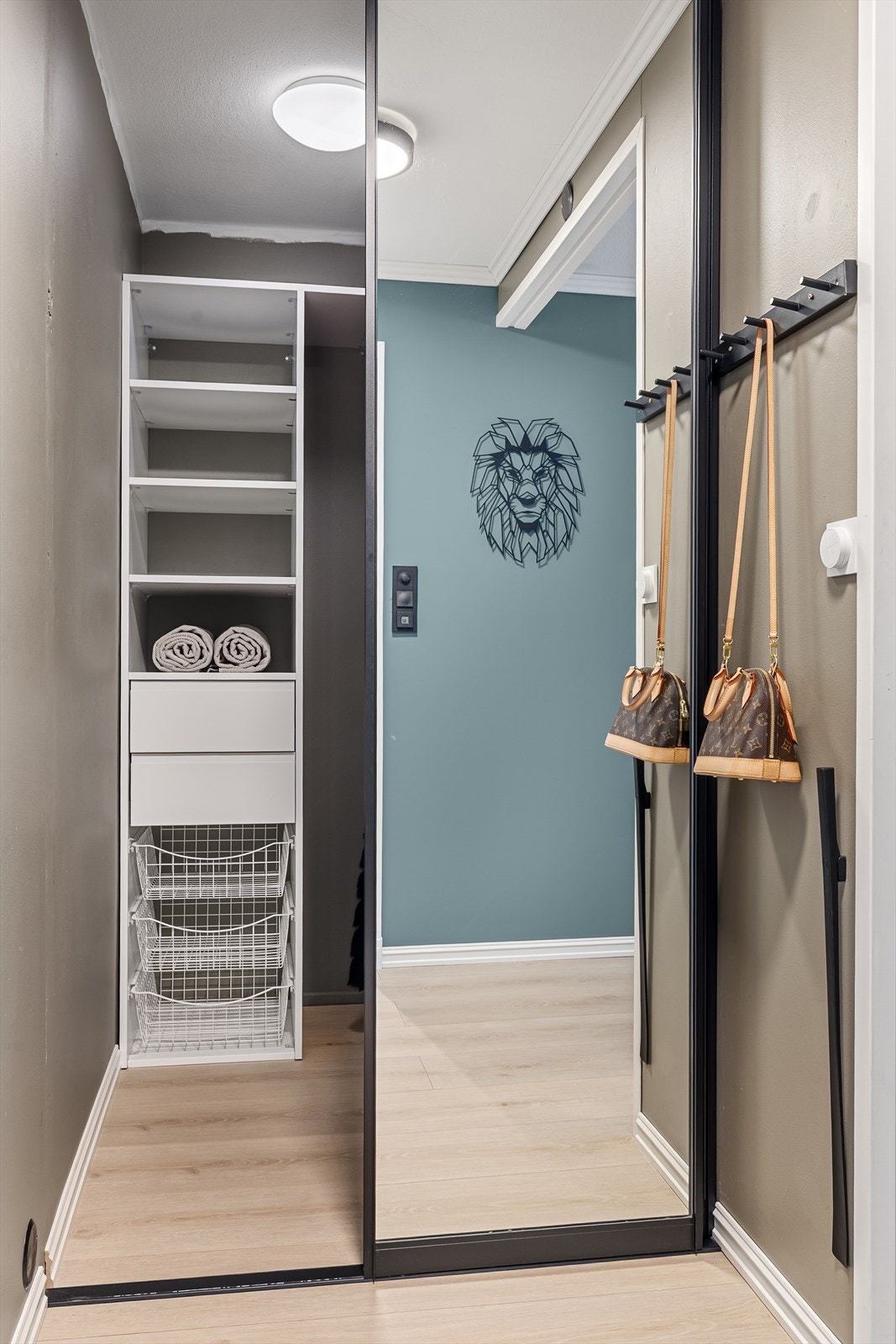 I gangen er det en stor skyvedørsgarderobe med god med lagringsplass og garderobeoppheng Galleribilde