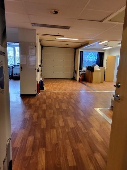 253 kvm lokale på bakkeplan med kjøreport Galleribilde