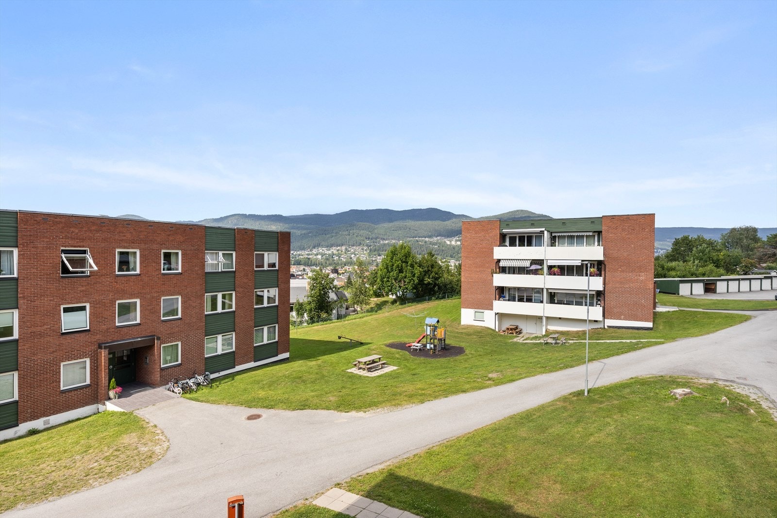 Koselig nærområde med lekeplass på borettslagets tomt Galleribilde