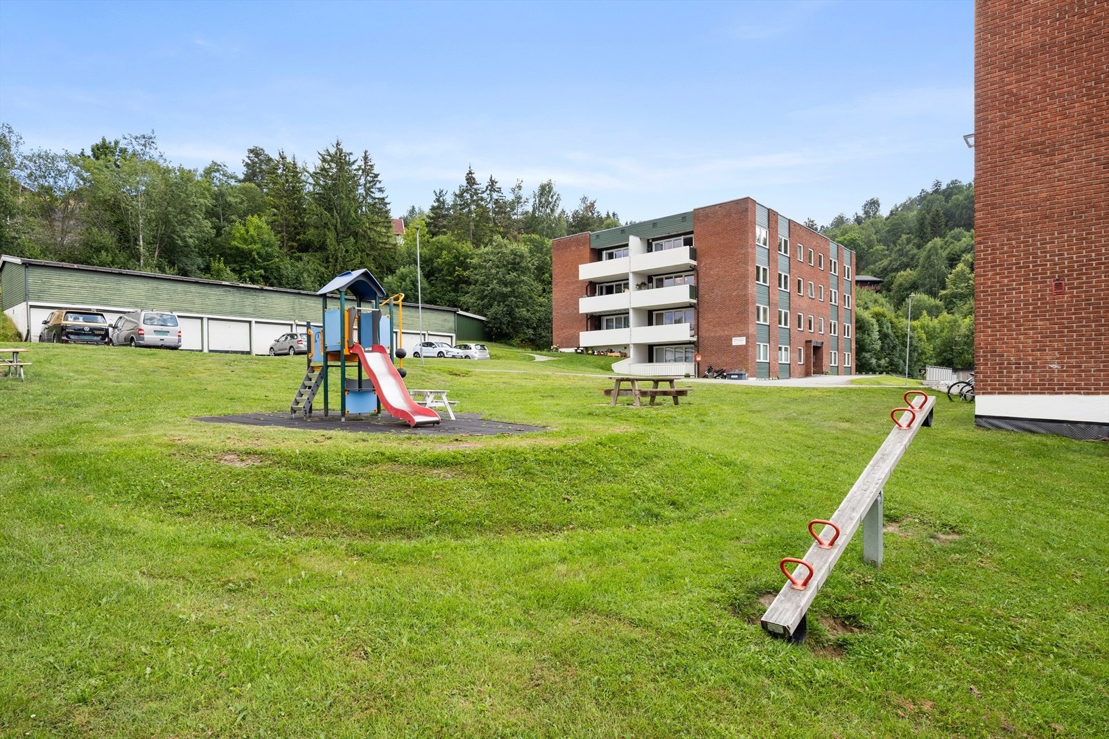 Tomten er pent opparbeidet med gressplen og lekeplass osv Galleribilde