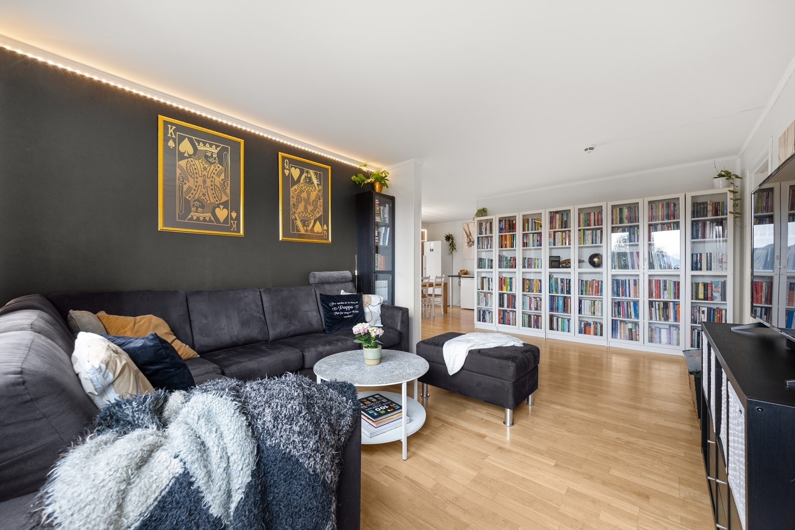 Videre inn kommer du til en romslig stue med god plass for sofa og tv-møblement Galleribilde