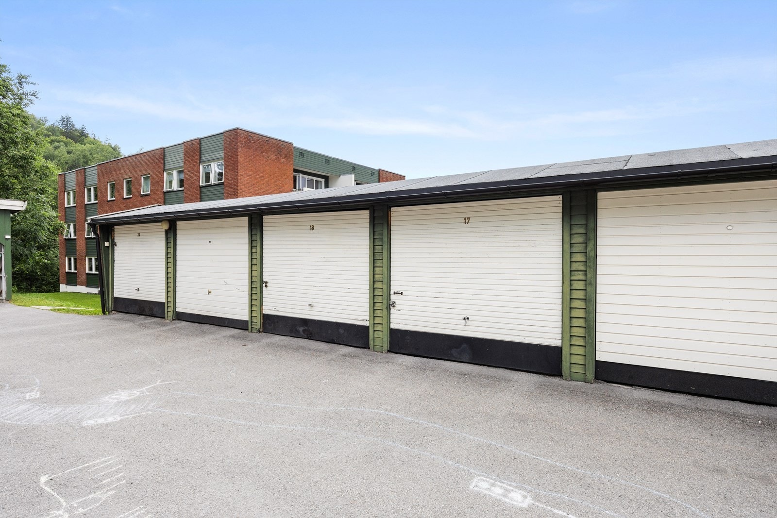 Garasje nr 17 følger leiligheten Galleribilde
