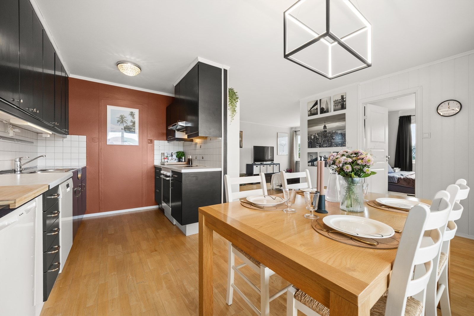 Kjøkkenet er malt opp i moderne toner Galleribilde