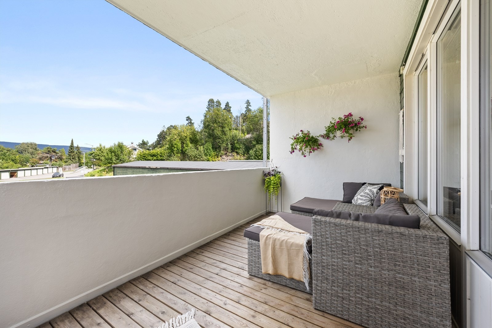 Flott utsyn utover nærområdet fra balkongen Galleribilde