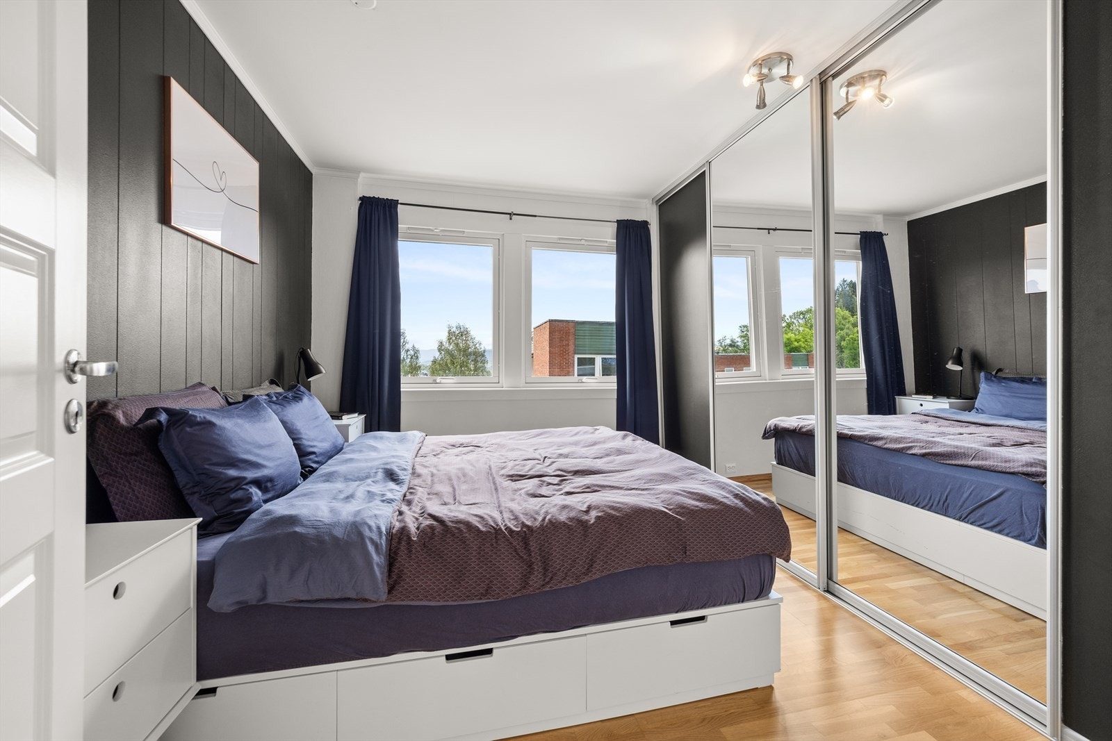 Store skyvedørsgarderobe med god oppbevaring Galleribilde