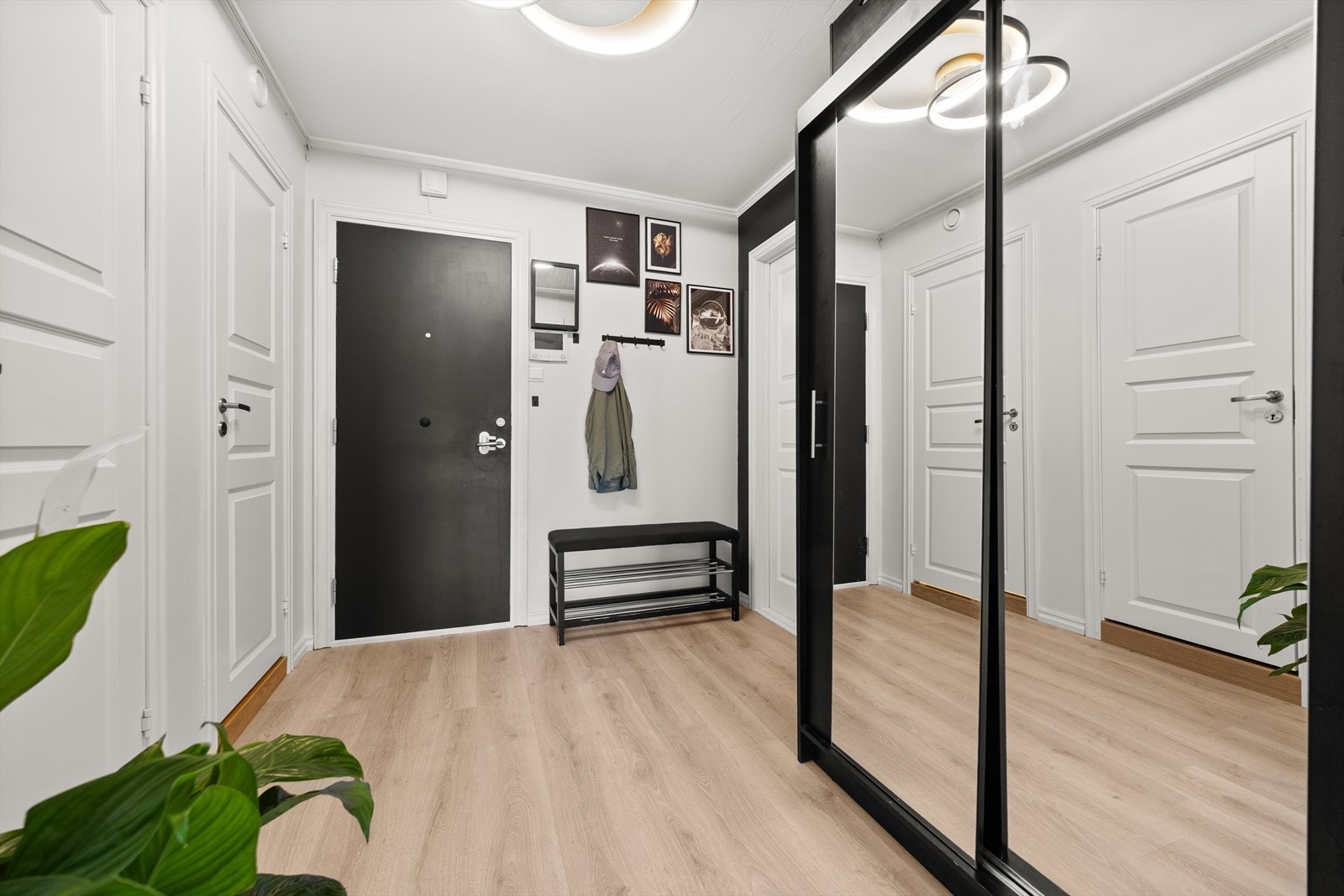 Hyggelig gang med skyvedørsgarderobe ønsker deg velkommen inn Galleribilde