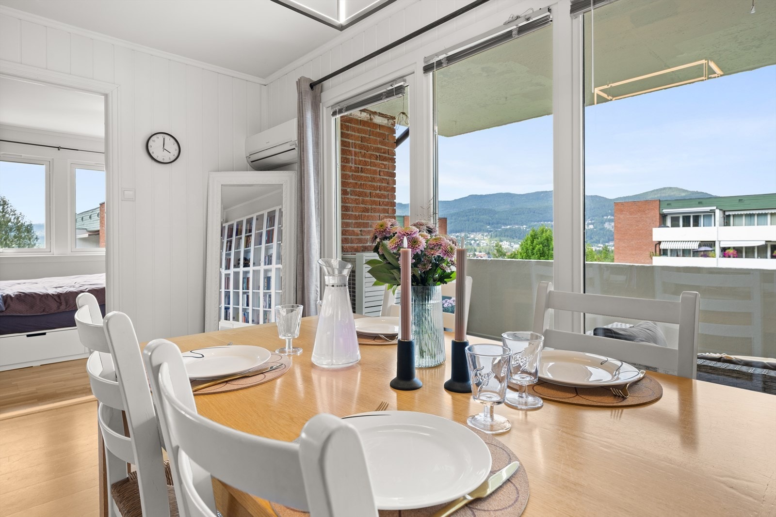 Det er utgang til overbygget terrasse fra spisestuen Galleribilde