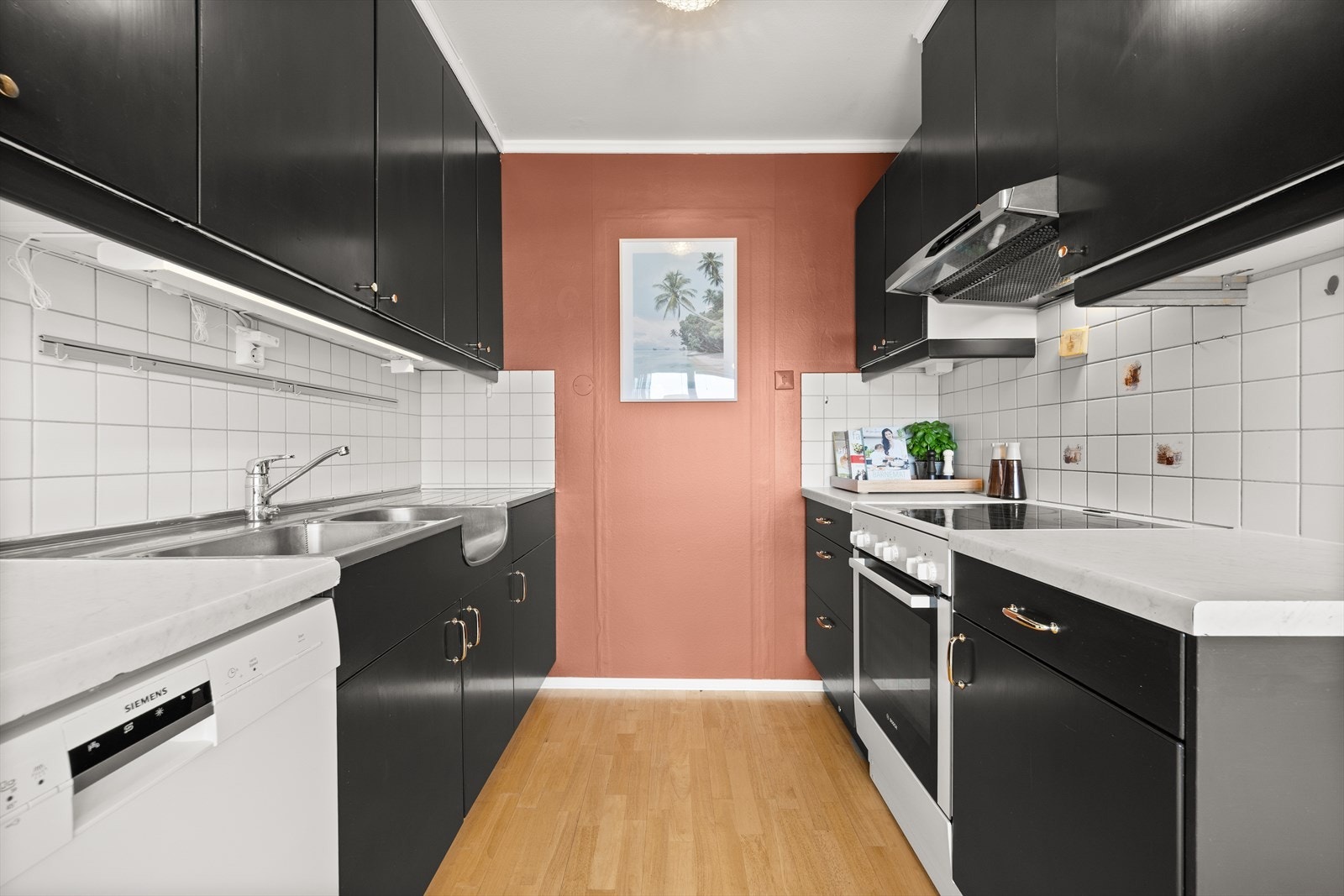 Kjøleskap, komfyr, oppvaskmaskin og vaskemaskin følger handelen Galleribilde