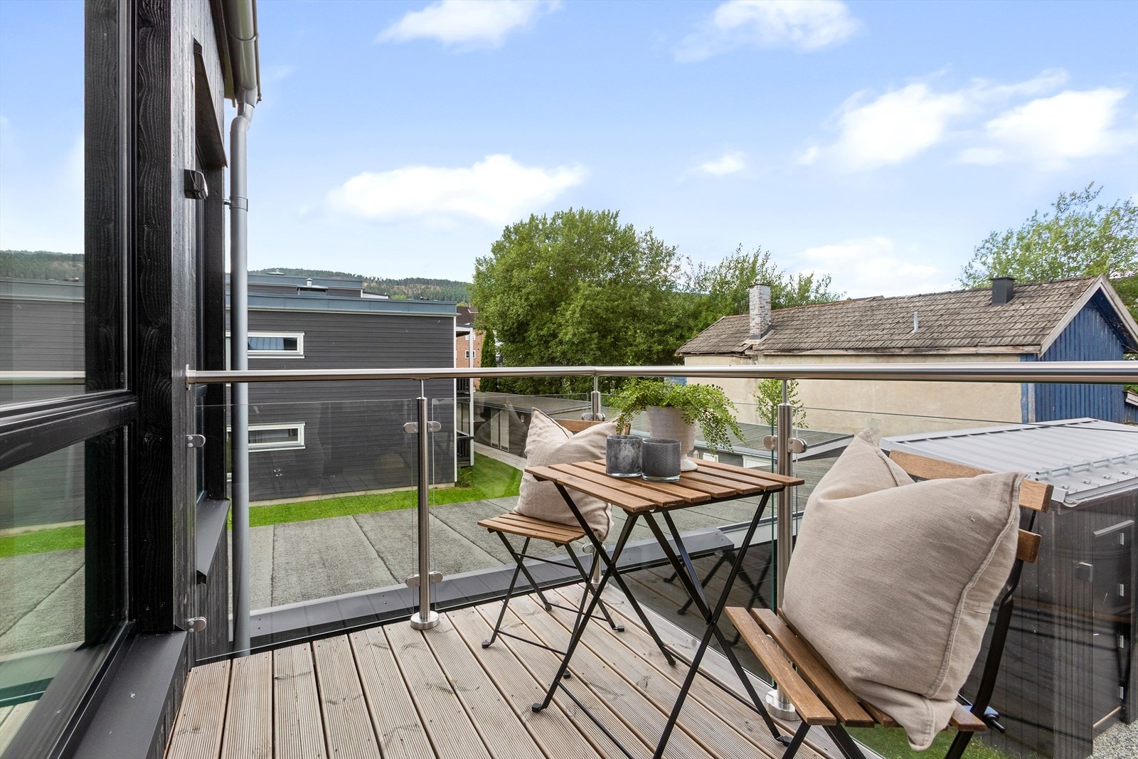 Flott uteplass med gode solforhold gjennom store deler av ettermiddagen og kvelden Galleribilde