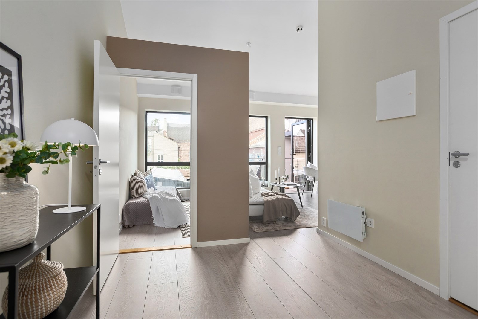 Det er satt opp lettvegger i stue for å etablere sovealkove Galleribilde