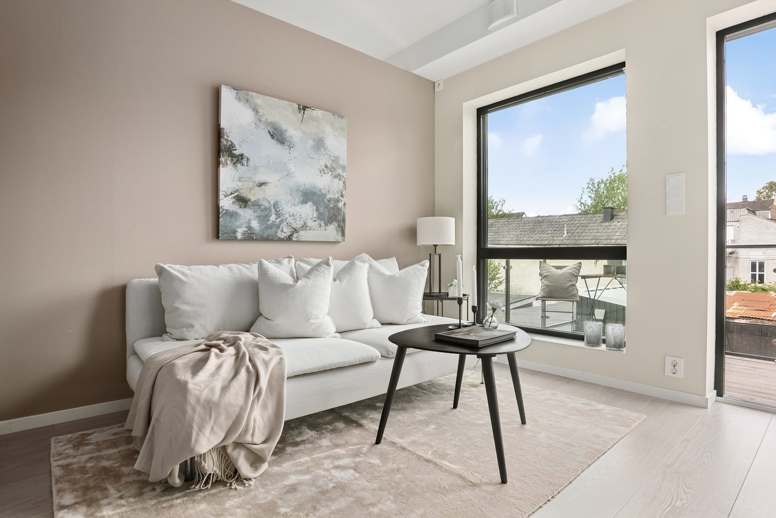 Stue med plass for sofa - legg merke til listfrie karmer som en ekstra fin finish Galleribilde