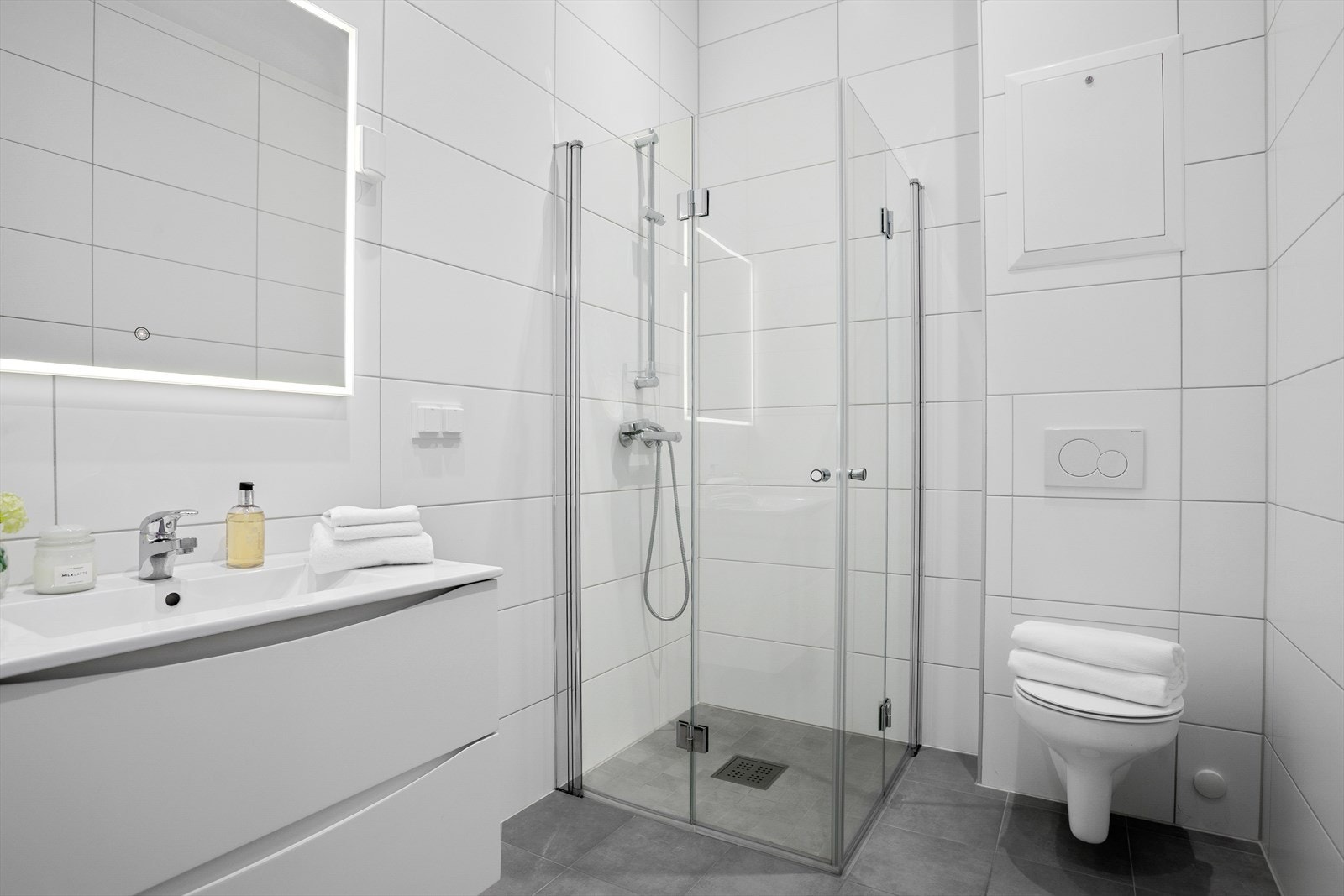 Leiligheten har et flislagt bad av god størrelse Galleribilde