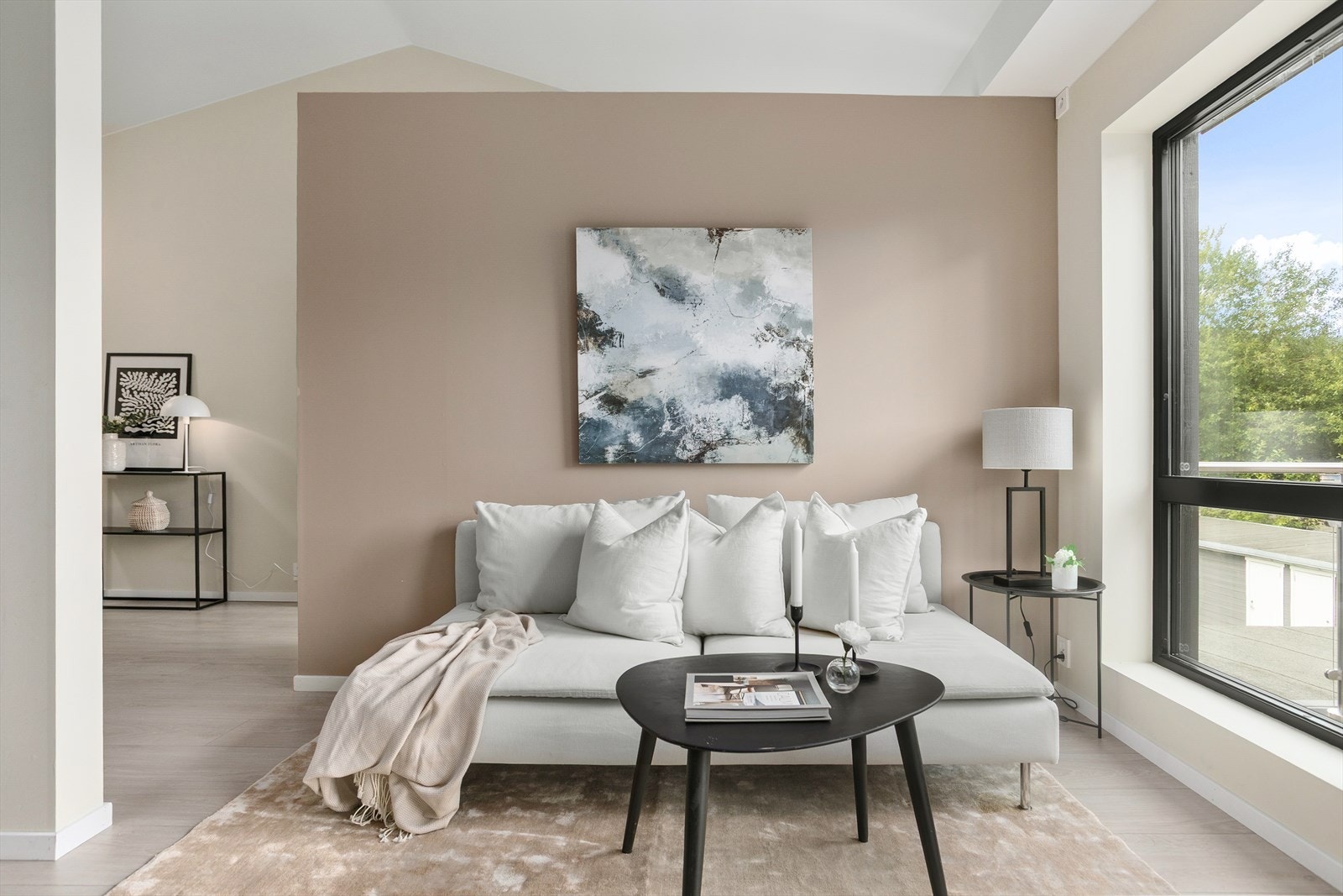 Leiligheten er holdt i en dus og fin fargepalett Galleribilde