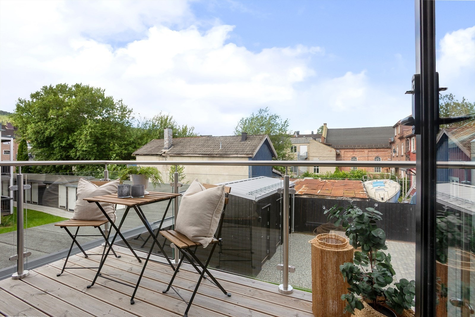 Leiligheten er vendt mot indre gårdsrom, og har gode solforhold på hyggelig uteplass Galleribilde