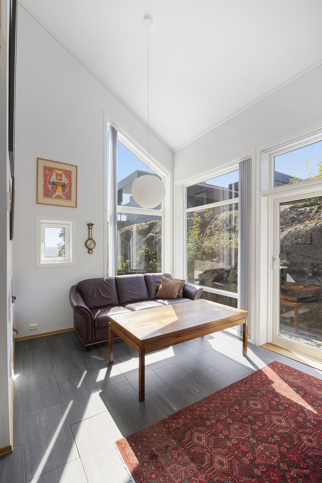 Store vindusflater og utgang til terrasse og uteområde. Galleribilde