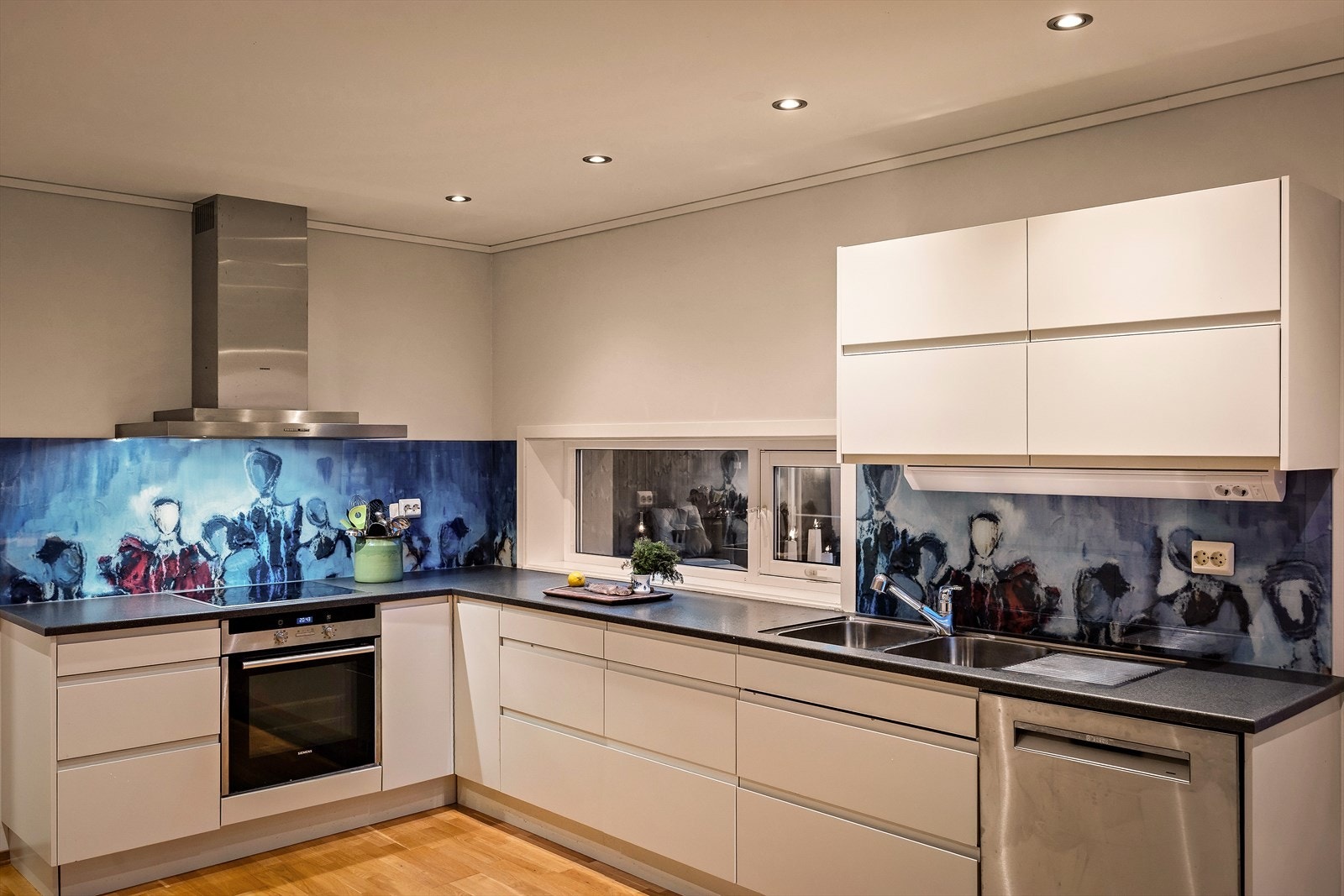 Stilig maleri mellom benkeplate og overskap! Galleribilde