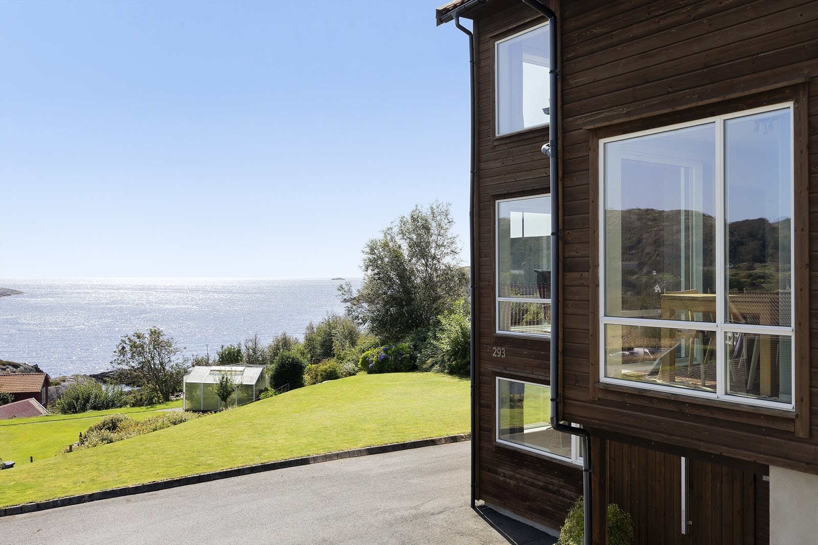 Sjøen med dens muligheter like ved boligen. Galleribilde