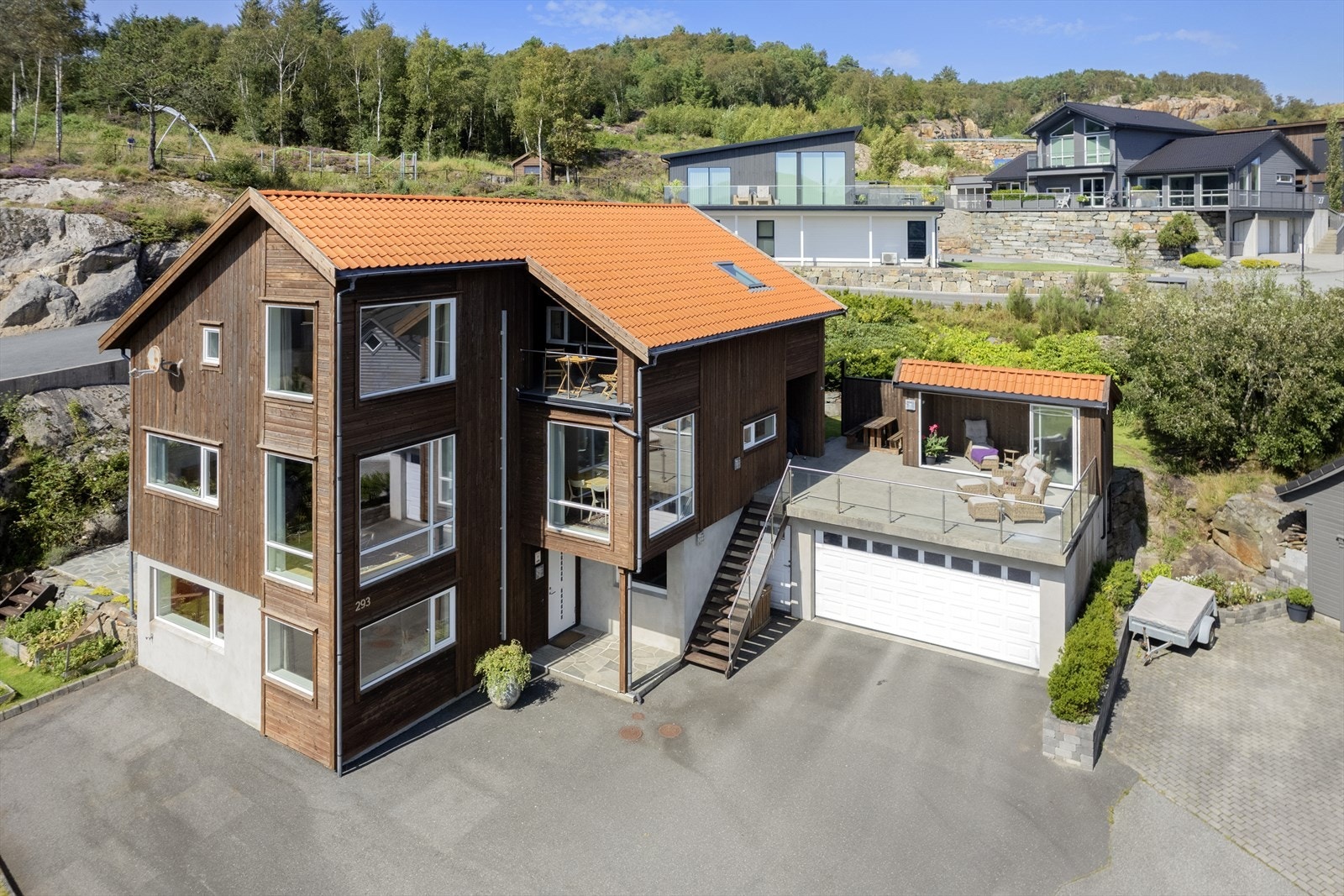 Lettstelt tomt med parkering i dobbel garasje og god parkering på egen tomt. Galleribilde