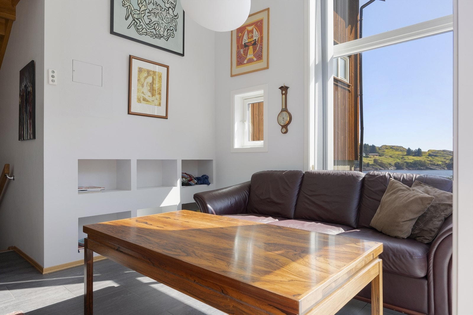 Innebygde hyller i veggen. Galleribilde