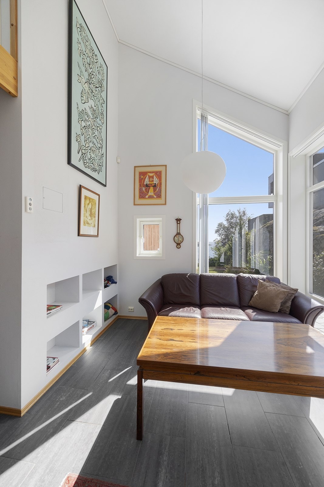 Tøff stue med høy himling og store vindusflater. Galleribilde