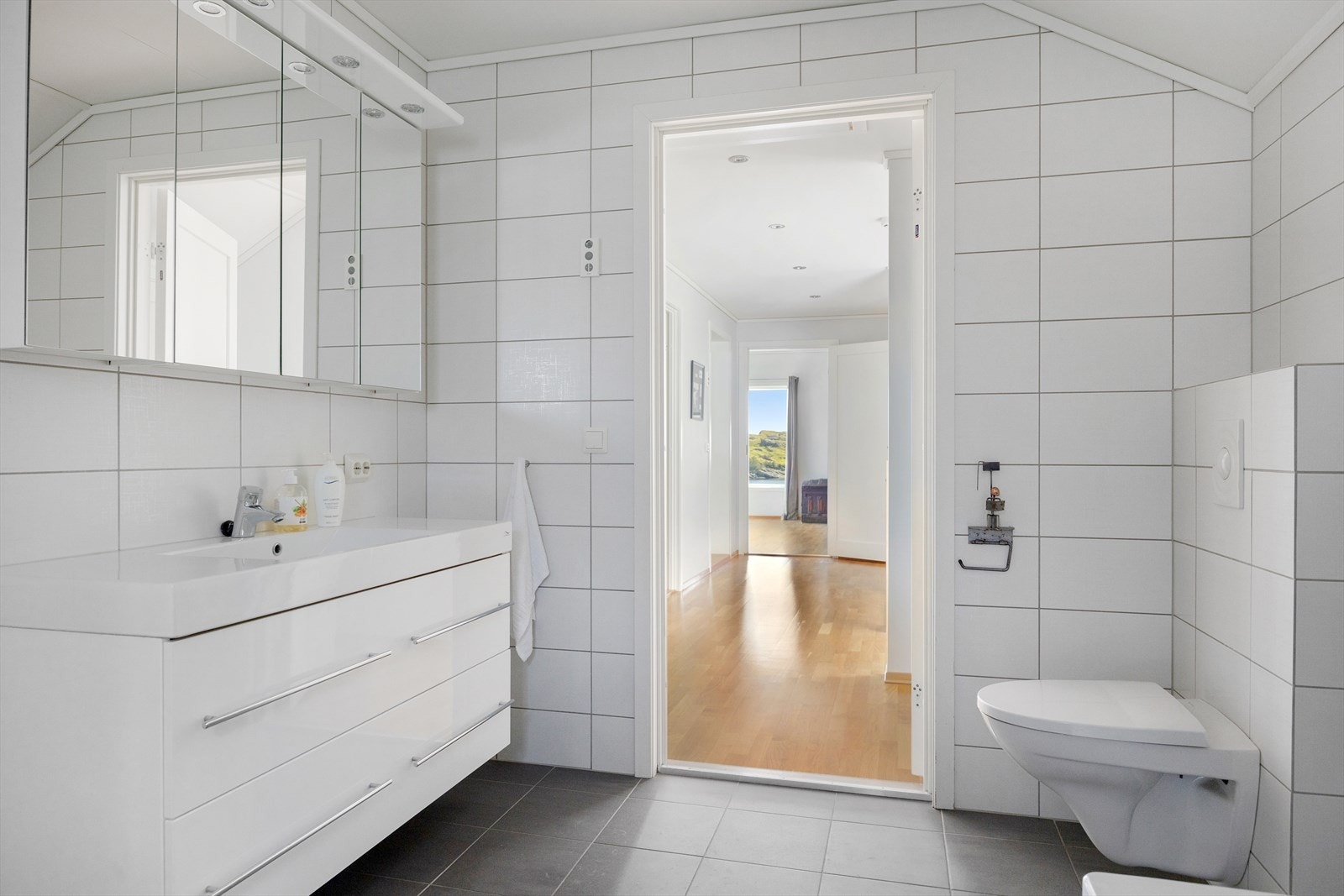 Lyst og fint baderom. Galleribilde