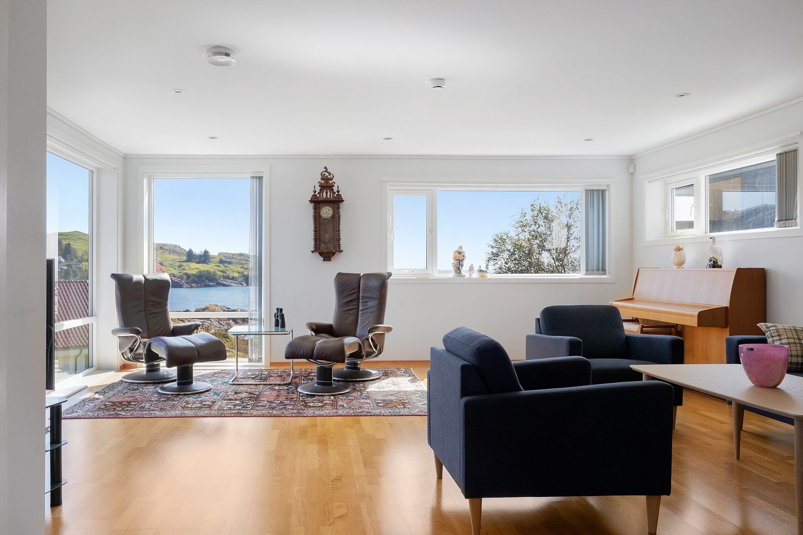 Boligen har stuer som tilbyr unike kvaliteter. Stuen i hovedetasjen gir en fantastisk utsikt mot sjøen. Galleribilde