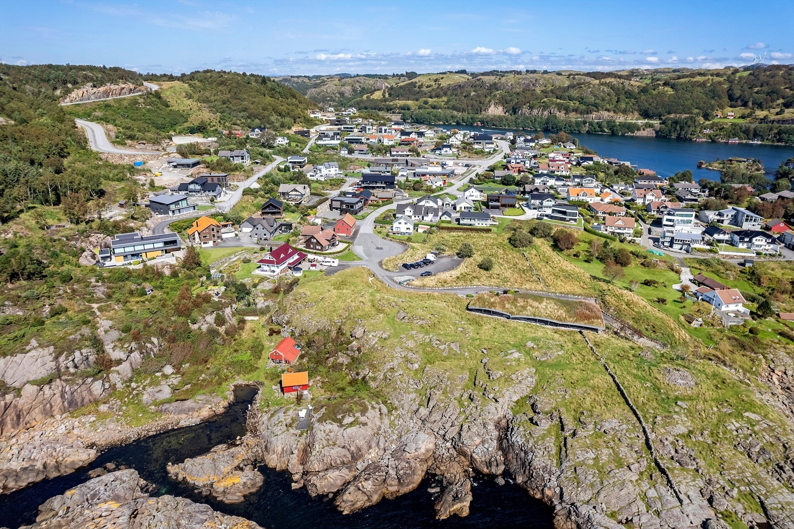 Hestnesveien 293 har en fantastisk beliggenhet ytterst i Hestnes. For de daglige behovene finnes dagligvarebutikker og barnehage i gangavstand fra eiendommen. 3-4 km til sentrum med butikker av alle slag og koselige kafeer. Galleribilde