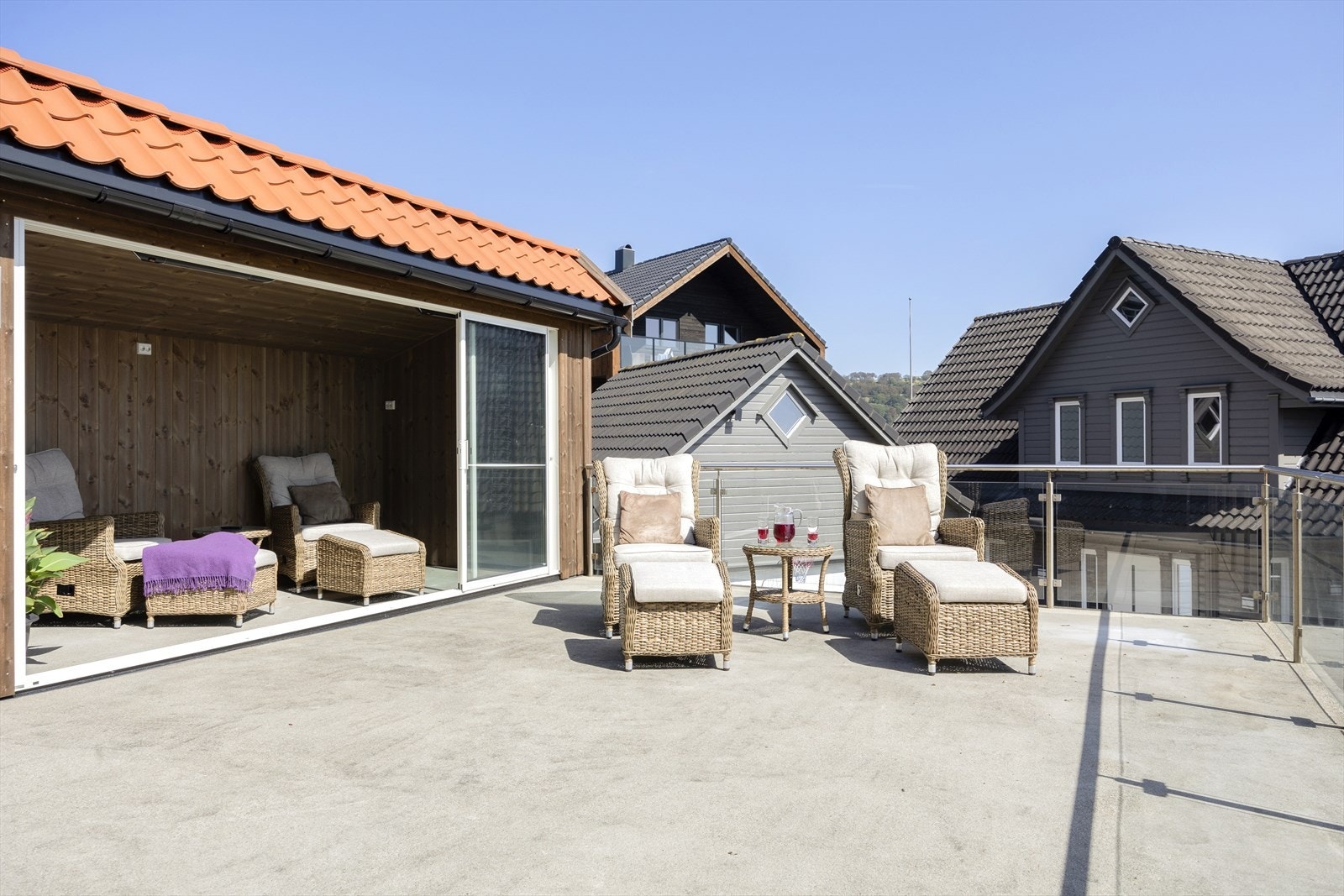 Fin uteplass med kjekk hagestue. Galleribilde