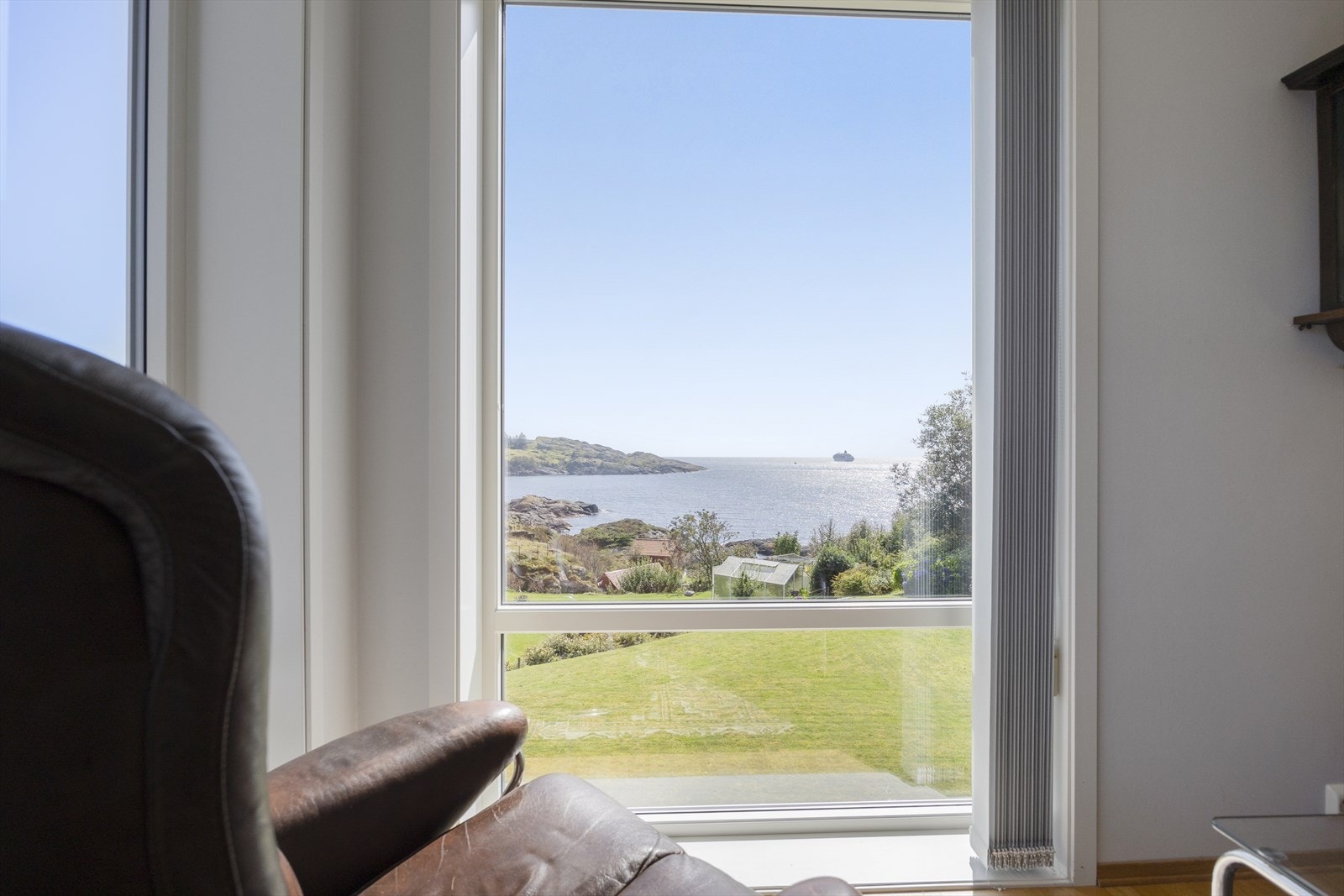 Fin sitteplass for å nyte nydelig sjøutsikt. Galleribilde