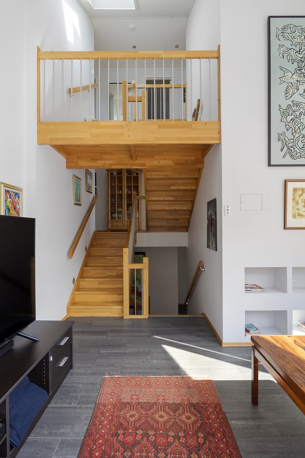 Stilig tv-stue i mellometasjen. Galleribilde