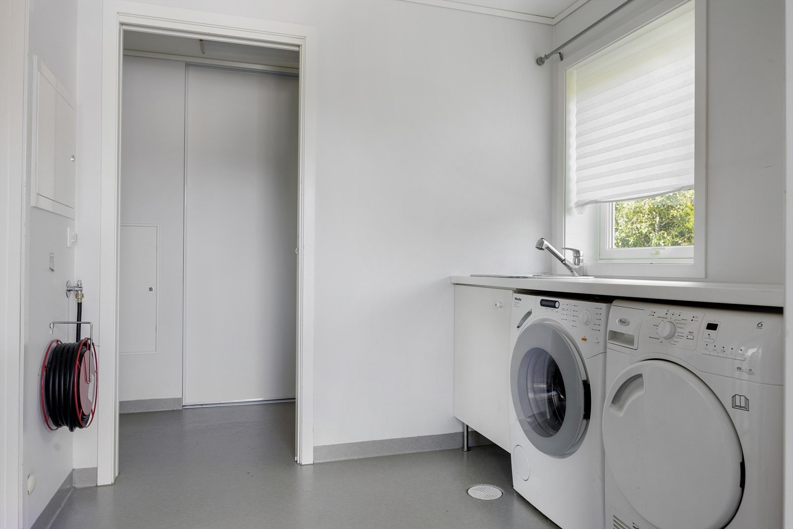 Vaskerom/bi inngang. Galleribilde