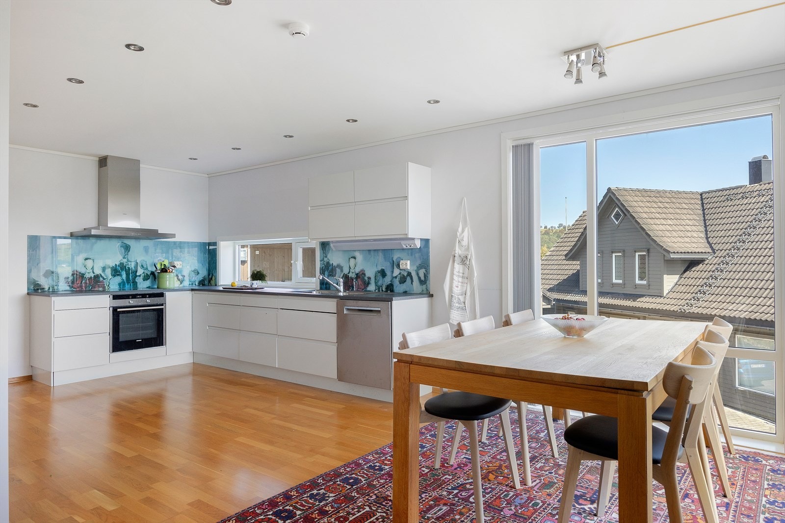 Store vindusflater slipper inn naturlig lys og gir en deilig atmosfære, og det er rikelig plass til et kjøkkenbord hvor familien kan samles. Galleribilde