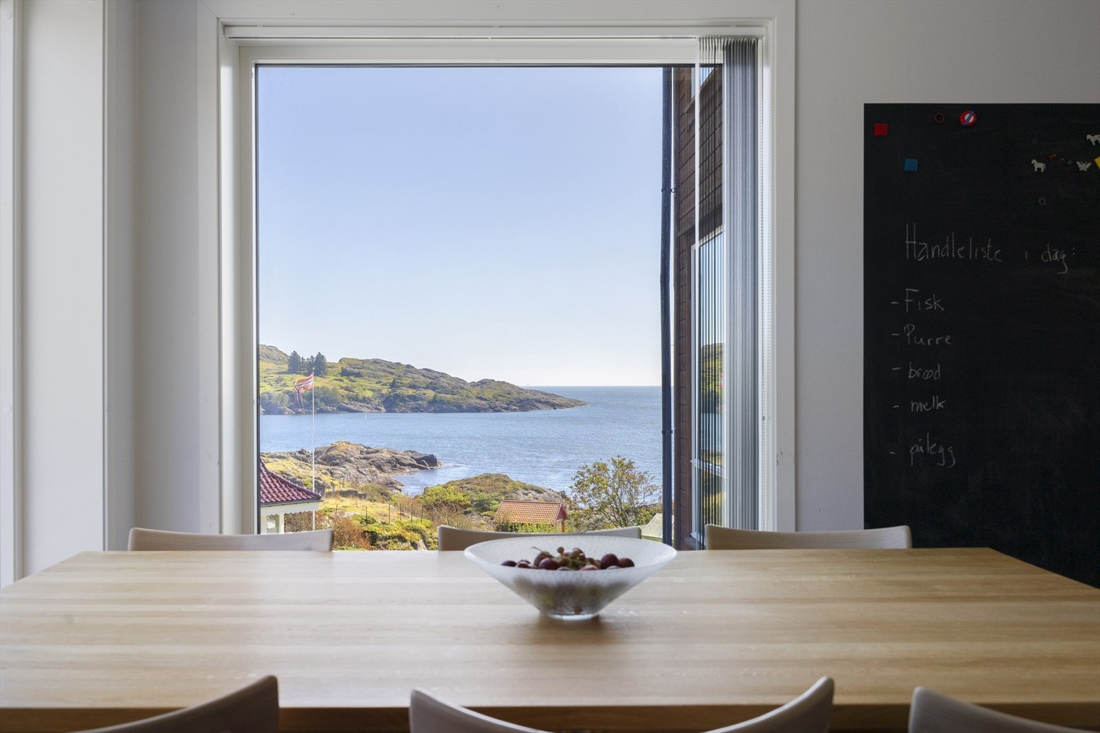 Her kan en nyte gode måltider med fin sjøutsikt. Galleribilde