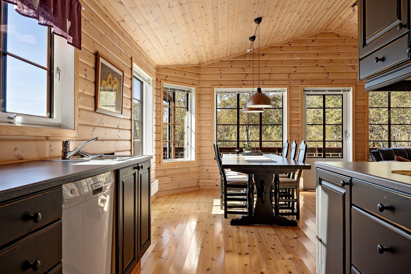 Den åpne løsningen mot stuen skaper en herlig sosial sone, perfekt for å lage mat og prate med ens gjester samtidig. Galleribilde