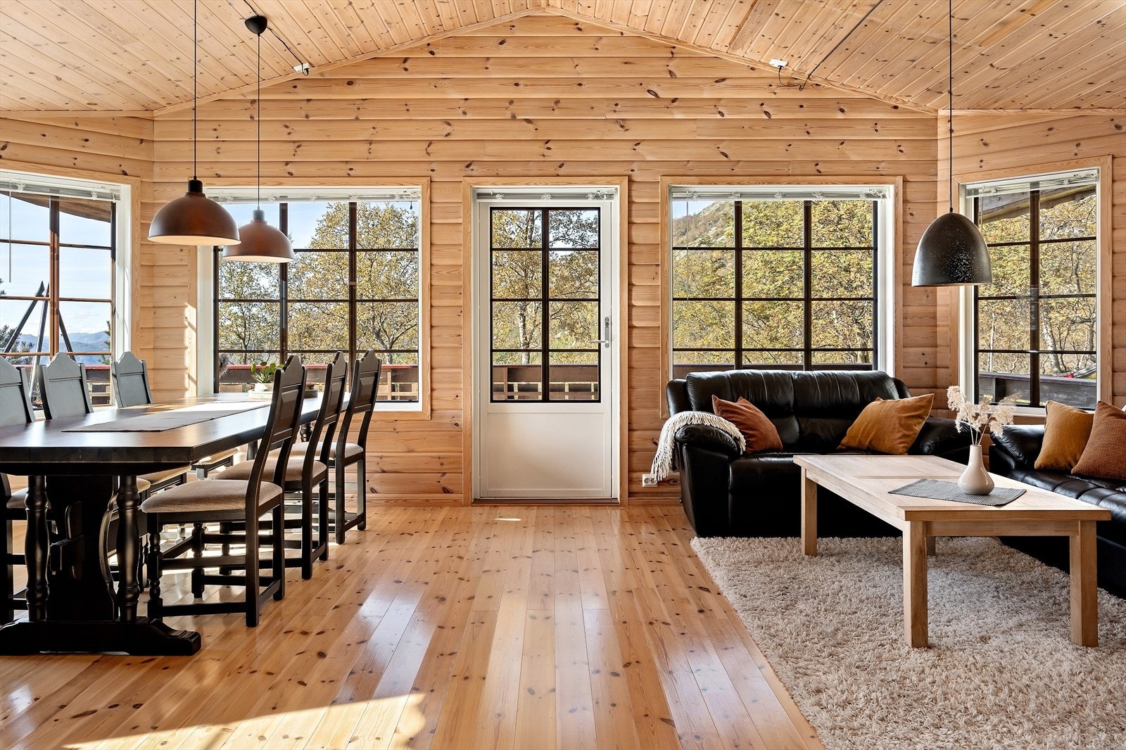 Stuen er en perfekt kombinasjon av komfort og funksjonalitet, med store vindusflater som gir fantastisk utsikt over den omkringliggende naturen. Galleribilde