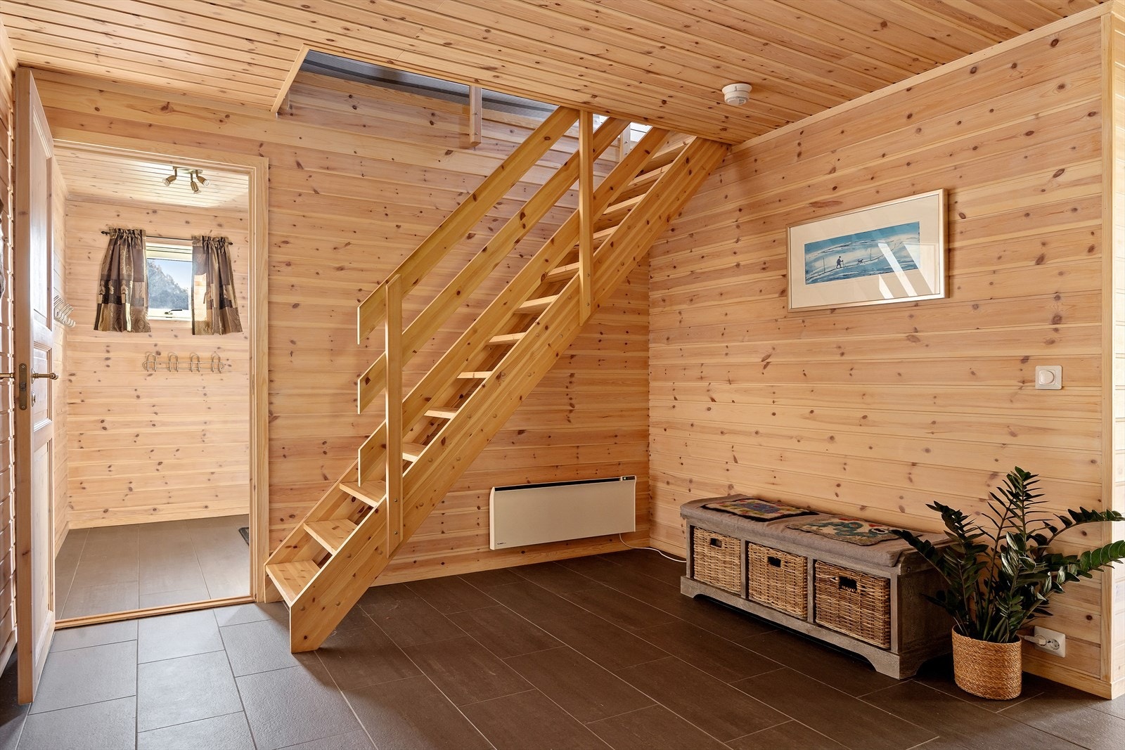 He er godt med lagringsplass til både sko og yttertøy. Galleribilde