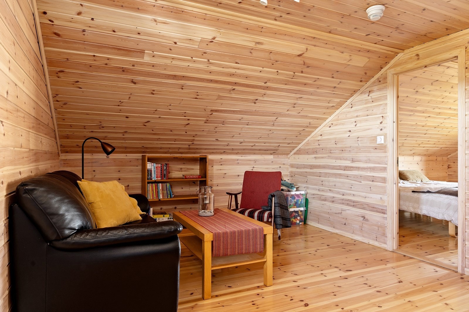 På loftet finner du en ekstra stue, et perfekt sted for både barn og voksne å trekke seg tilbake eller for avslapping etter en aktiv dag ute. Galleribilde